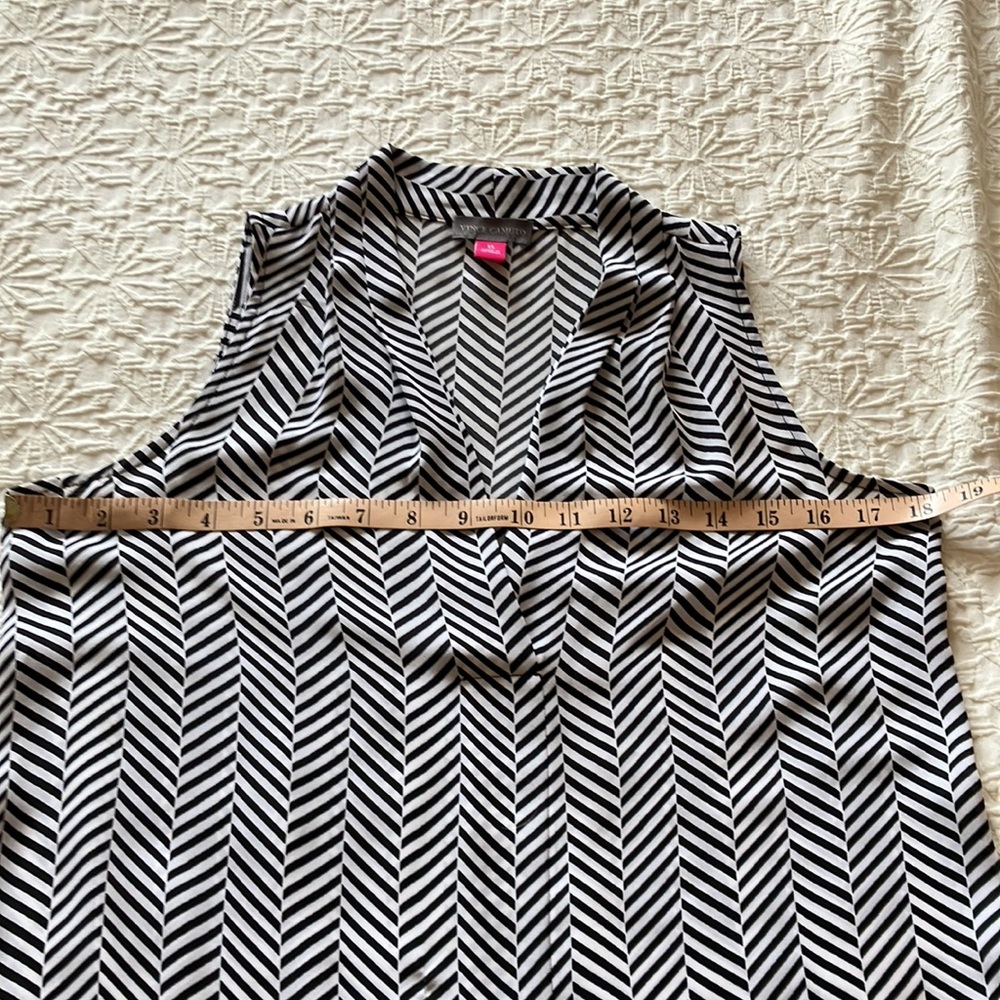 🛑SOLD🛑Just listed💕 black&white diagonal print short sleeved blouse w/V - Picture 6 of 9
